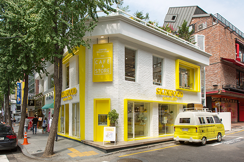 カロスキルに斬新で新しいコスメ店が続々と登場しています。先月メインストリートにオープンした「ＳＫＩＮＦＯＯＤ（スキンフード）コンセプトストア」は黄と白を基調としたポップな外観。店頭に止まったミニバンの前は写真撮影スポットとなっています。