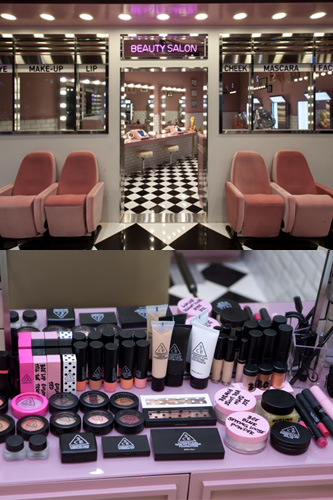 「ＳＴＹＬＥ　ＮＡＮＤＡ（スタイルナンダ）」のコスメブランド「３ＣＯＮＣＥＰＴ　ＥＹＥＳ（スリーコンセプトアイズ）」から「３ＣＥ　ＣＩＮＥＭＡ」がオープン！店全体がまるで映画館のようで、地下１階のビューティーサロンでは、自分でお試しメイクはもちろん、メイクアップサービスも体験できます。