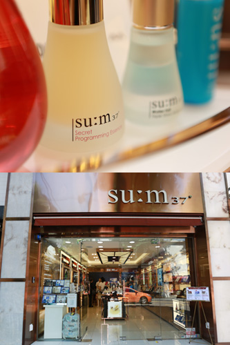 自然発酵化粧品ブランド「ｓｕ：ｍ３７°」は、肌の生命力を引き出し整えてくれると評判です。カロスキルに位置するコンセプトショップは高級感が漂う落ち着いた雰囲気。店内には全１４種類のシリーズが説明付きで見やすく陳列されています。