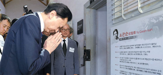 鳩山由紀夫元首相が１２日午後、柳寛順（ユ・グァンスン）烈士が投獄されたソウル西大門刑務所８号監房の前で謝罪の黙祷をしている。