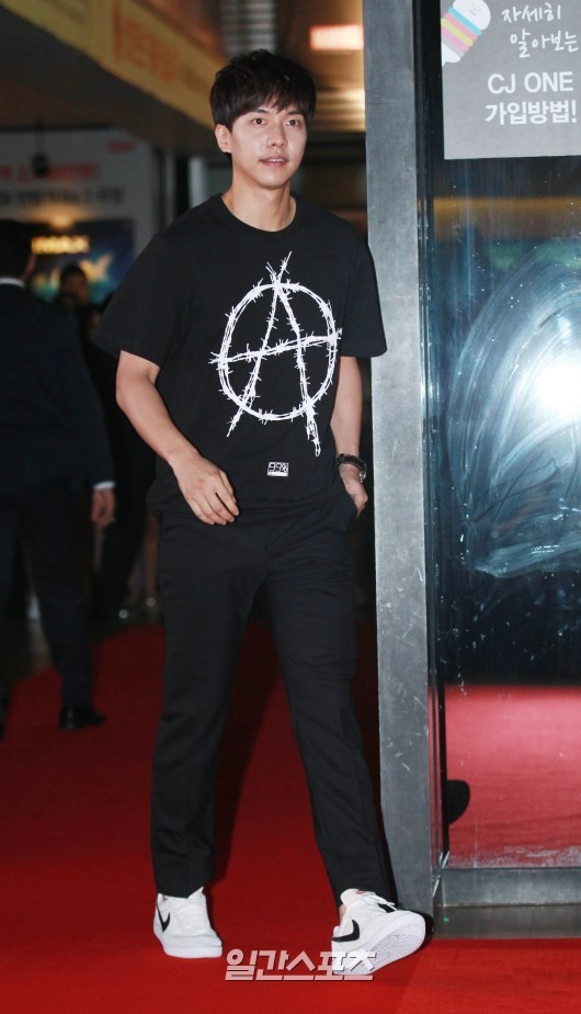 １２日、ソウル龍山（ヨンサン）ＣＧＶで行われた映画『ビューティー・インサイド』のＶＩＰ試写会に登場した俳優イ・スンギ。