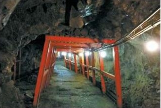 象山地下壕の内部は幅が４～６メートル程度で広く車両通行も可能だ。