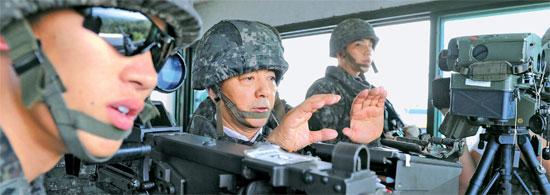 ８月１０日、北朝鮮の「木函地雷」挑発が発生した京畿道坡州に近い最前方監視哨所（ＧＰ）を訪れた韓民求国防部長官（左から２人目）。（写真＝韓国国防部）