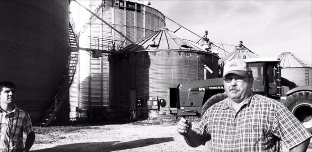 米国アイオワ州デモインのある農業専門家が、穀物産地エレベーターの役割と機能を説明している。米国にある産地エレベーターは８６００カ所に達する。