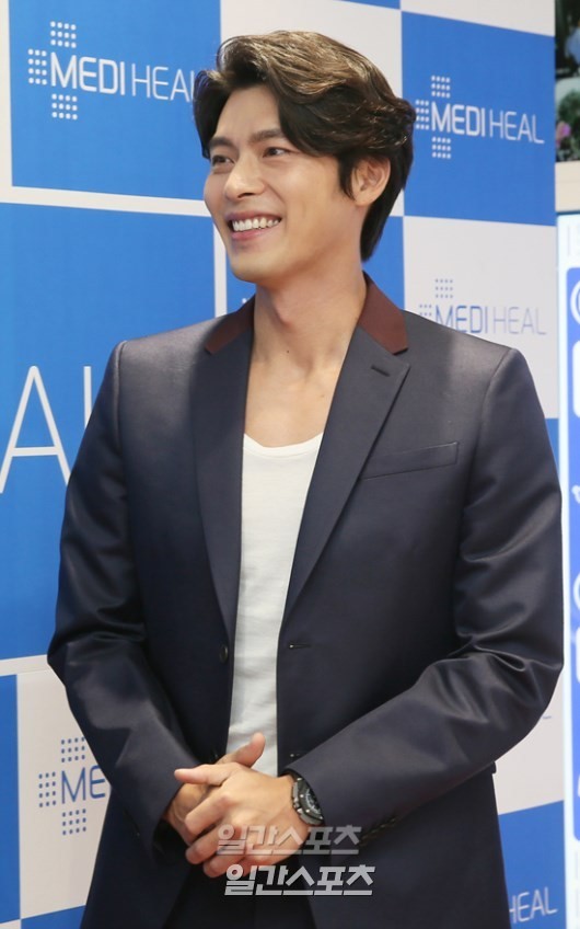 ２１日、ソウル、中区メディヒール明洞店で開かれたファンサイン会に参加した俳優のヒョンビン。