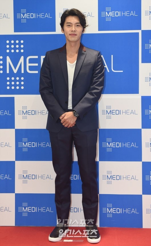 ２１日、ソウル、中区メディヒール明洞店で開かれたファンサイン会に参加した俳優のヒョンビン。