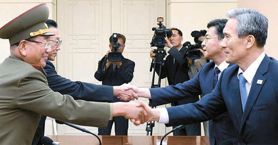 南北高官協議が２２～２３日、続けて行われた。韓国側代表の金寛鎮（キム・グァンジン）青瓦台国家安保室長、洪容杓（ホン・ヨンピョ）統一部長官（写真右から）と、北側代表の黄炳瑞（ファン・ビョンソ）軍総政治局長、金養建（キム・ヤンゴン）労働党対南秘書兼統一戦線部長（写真左から）が２２日に板門店（パンムンジョム）南側地域「平和の家」で握手している。南北代表は２３日に同じ場所で午後３時３０分から第２次協議を行った。（写真＝韓国統一部）