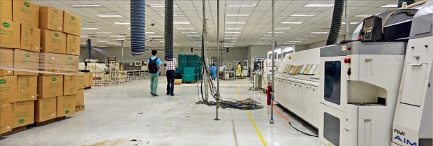 サムスン電子の注文物量急減で中国天津にある大宝電子携帯電話部品工場に設備でく在庫品が積まれている。
