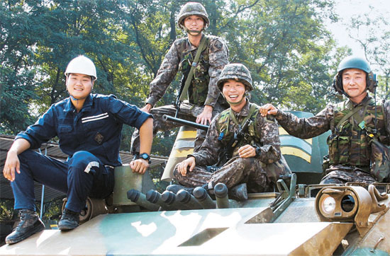 今は戦友とともに」…韓国軍の前方将兵５０人余りが転役延期 | Joongang Ilbo | 中央日報