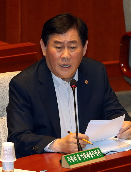 崔ギョン煥副首相（写真＝中央日報ＤＢ）