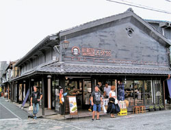 江戸時代を演出した映画セット場に来たような市街地は、長浜市民が戦略的に選んだコンセプトだ。