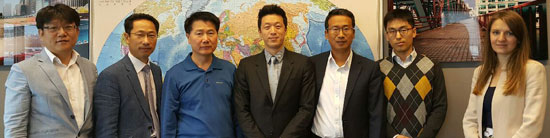 モスクワのポスコロシア法人事務所から集まった職員。左から２人目がソン・ジョンチャン法人社長。