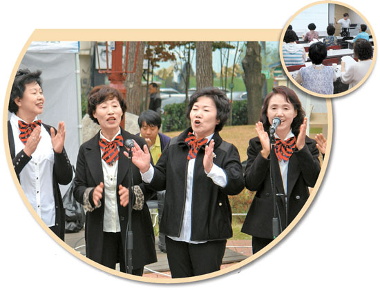アカペラを習って公演＝ソウル永登浦シニア幸福発展センターの会員が路上でアカペラ公演をしている。小さい写真はセンターに開設されたアカペラ教室。（写真＝永登浦区シニア幸福発展センター）