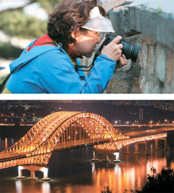 写真を習って展示会＝趣味で写真を習った会員が風景を撮影している（上）。団体写真展に出品したパク・ヒャンヒさんの作品「「傍花大橋の夜景」。