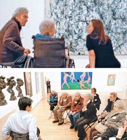 認知症患者も芸術楽しむ＝ニューヨーク現代美術館（ＭｏＭＡ）が運営する認知症患者プログラム「Ｍｅｅｔ　Ｍｅ」に参加した患者と家族が作品を鑑賞している。（写真＝ＭｏＭＡ）