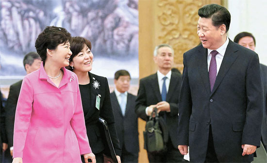 朴槿恵（パク・クネ）大統領が２日、中国北京の人民大会堂で習近平国家主席（写真右）と首脳会談を終えた後、昼食場である西大庁舎へ一緒に移動している。