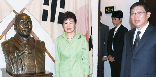 中国上海の大韓民国臨時政府庁舎再開館式に出席した朴大統領。右側は楊雄上海市長。