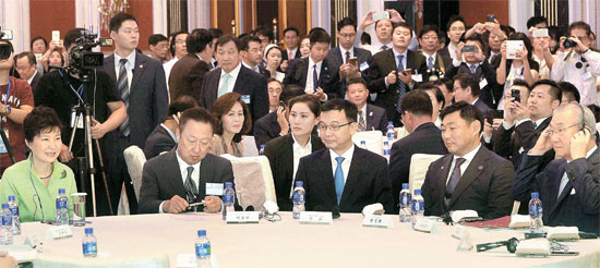 左側から朴大統領、朴容晩（パク・ヨンマン）大韓商工会議所会長、上海副市長、韓碩熙（ハン・ソクヒ）駐上海総領事、金仁浩（キム・インホ）貿易協会会長。