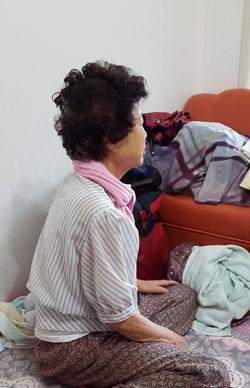 金福善（キム・ボクソン）さんは慰安婦被害を放送で証言すると、周囲の人々から「そんなところに連れられていくとは、どれほど貧しかったのだろうか」という話を聞いて傷を受けた。その後は顔を公開することも、悪夢のようだった当時の記憶を口にすることもなくなった。