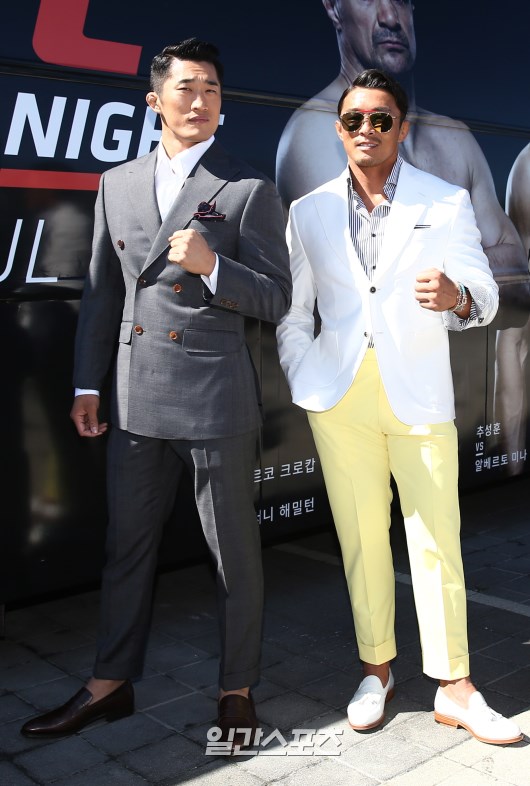 ８日、ソウル中区のバンヤン・ツリー・クラブ＆スパ・ソウルで開かれた「ＵＦＣファイトナイト・インソウル」（ＵＦＮ７９）の記者会見に登場したキム・ドンヒョン（左）と秋山成勲。