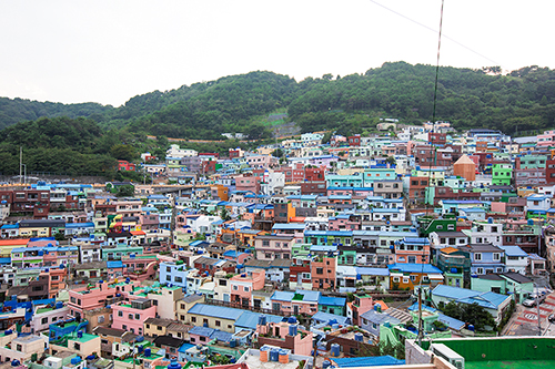 釜山（プサン）の南浦洞（ナンポドン）近くに位置する「甘川（カムチョン）文化村」。山沿いの傾斜にカラフルな家が立ち並ぶその景色から「釜山のマチュピチュ」、「レゴ村」とも呼ばれ、釜山の新観光スポットとして人気を集めています。