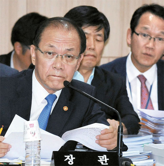 黄祐呂（ファン・ウヨ）副首相兼教育部長官が１０日、国会教育文化体育観光委員会の教育部国政監査に出席して議員の質問を聞いている。黄長官は「国史教科書の国定化」に対する立場を聞く野党議員の質問に「検定制と国定化の２つの案をめぐって検討中」としながら明言を避けた。