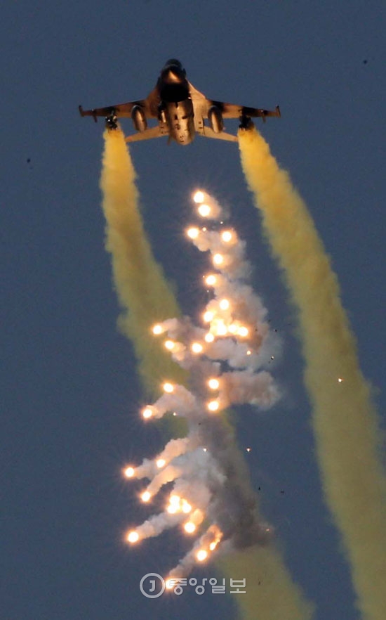 写真 ミサイル追跡回避するフレア発射 韓国 仁川 Joongang Ilbo 中央日報