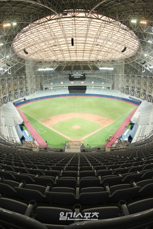 ソウル市九老区高尺洞に完成した韓国初のドーム球場「高尺スカイドーム」の様子。