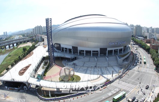 ソウル市九老区高尺洞に完成した韓国初のドーム球場「高尺スカイドーム」の様子。