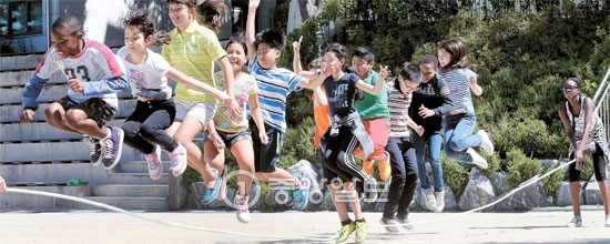 ソウル龍山区の梨泰院小学校の児童が１７日、運動場で縄跳びをしている。この学校の全校生４１０人のうち５２人（１３％）は多文化家庭で育っている。