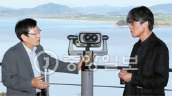 江華島の平和展望台でパク・ジョンギ国民大教授（左）とイ・ムンジェ慶煕大教授が対話している。教授の向こう側には高麗時代に碧瀾渡（ビョクランド）があった北朝鮮の礼成江（イェソンガン）河口が見える。