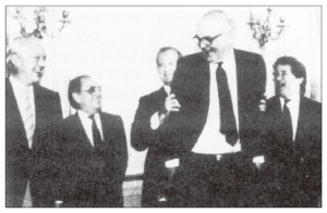 １９８５年９月２２日、プラザ合意に署名した後に笑うＧ５財務長官。（中央フォト）