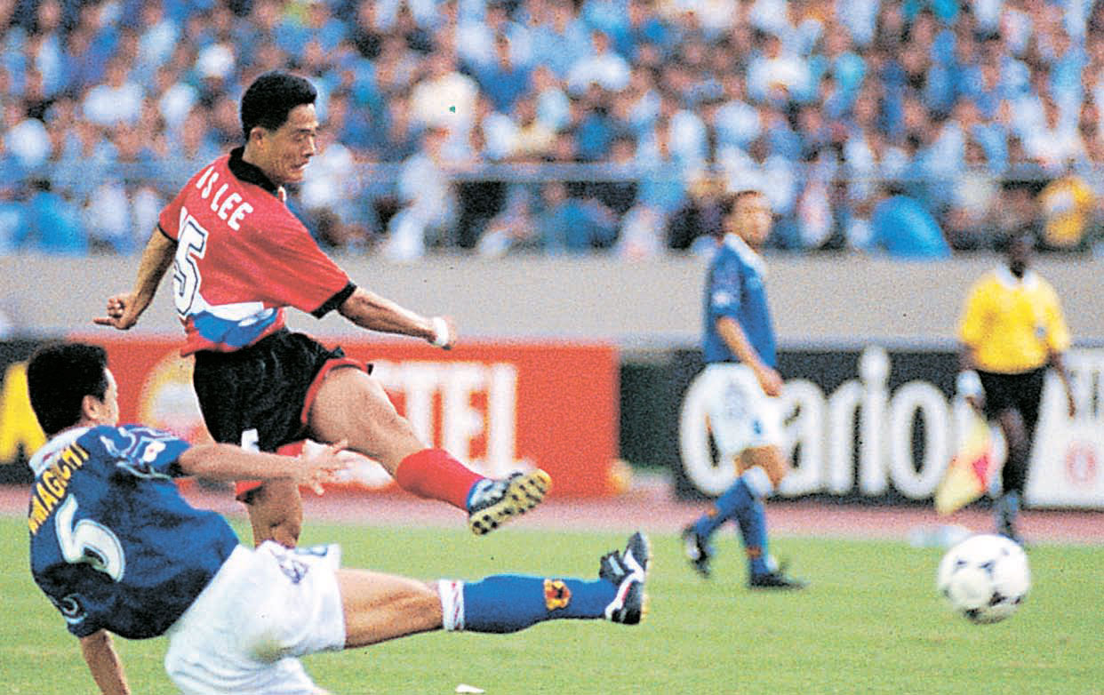 １９９７年９月に国民を熱狂させた「東京大捷（韓国が２－１勝利）」。イ・ミンソンは９７年９月２８日、フランスワールドカップ（Ｗ杯）アジア予選で鮮やかな逆転ミドルシュートを決めた。（写真＝大韓サッカー協会）