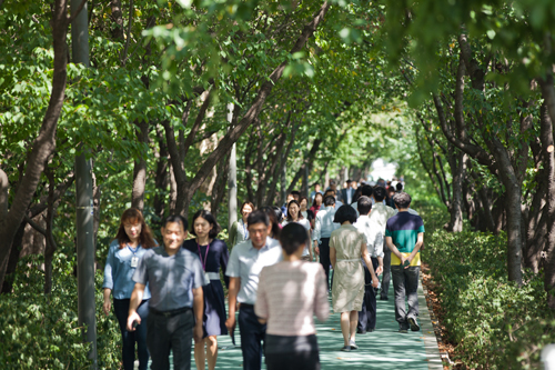 昼休みには束の間の休息をとりに、周辺の会社員たちも集まります。地下鉄３号線・新盆唐（シンブンダン）線良才駅近くの川沿いにはおしゃれなカフェやレストランが並ぶ「良才川カフェ通り」もあり、カップルの人気デートコースです。
