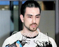 「梨泰院殺人事件」のアーサー・パターソン被告が２３日仁川（インチョン）国際空港を通じて引き渡された。