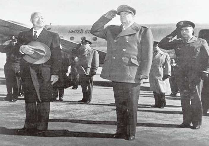 李承晩（イ・スンマン）大統領（左）が１９５０年２月１８日にマッカーサー連合国最高司令官の招請で日本を訪問し、羽田空軍基地で国旗に敬礼している。（写真＝国防部軍事編纂研究所）