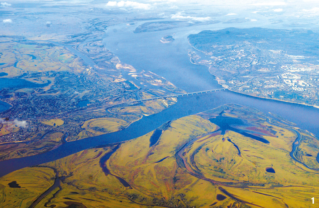 極東ロシア地域のアムール川はハバロフスクから南側に流れてきたウスリー川（左側下）と合流した後、大きく方向を変えて北東に流れる。