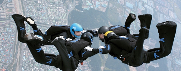 今月２３日、慶尚北道浦項海兵１師団の上空で韓国選手が高空降下種目中の相互活動を実演している。（写真＝韓国高空降下代表チーム）