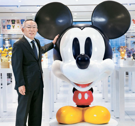柳井会長が先月２６日、ユニクロ中国上海店のミッキーマウス造形物の前に立っている。米国企業ディズニーと提携して中国市場を狙うユニクロ式グローバル経営の象徴だ。（写真＝ユニクロ）