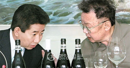 盧武鉉大統領（左）と金正日総書記が第２回南北首脳会談３日目の２００７年１０月４日午後、平壌百花園迎賓館で対話している。（写真＝中央フォト）