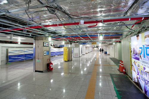 地下鉄は空港から主要観光スポットまで網羅し、初心者でも利用しやすい旅行の力強い味方。交通の便としての機能だけでなく、駅構内には無料で楽しめる文化施設も備わっていることをご存知ですか？