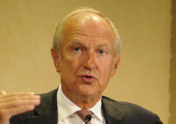 ジャン・ポール・アゴン会長兼ＣＥＯ（５９）