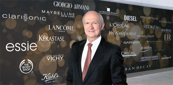 ロレアルのジャン・ポール・アゴン会長がフランスのクリシーにある本社でグループが保有するブランド名を背景にポーズを取っている。グループのブランドの数はランコム、ジョルジオ・アルマーニ、イヴサンローランなど３２に上る。アゴン会長は「企業買収よりも企業の成長を分かち合うことが未来の核心成長の要因になるだろう」と話した。（写真＝ロレアルグループ）