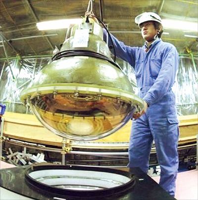 日本の「浜松ホトニクス」の技術者がニュートリノ観測施設カミオカンデに「光電子増倍管」を設置している。カミオカンデは世界で初めてニュートリノの観測に成功した。（写真＝スーパーカミオカンデ観測所提供）