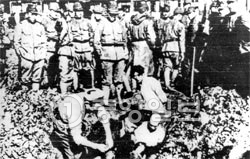 １９３７年の南京大虐殺の写真。旧日本軍が中国人を生き埋めしようとしている。（中央フォト）