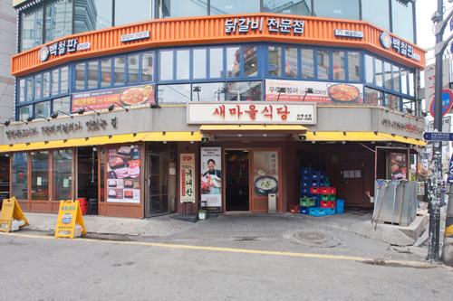 最近オープンしたばかりの鉄板焼き店「ペクチョルパン」（写真２階）は、チーズピリ辛タッカルビや即席トッポッキなど若者に人気のメニューを中心に展開しています。韓国旅行の際には、繁華街に必ずあるペク・チョンウォンのお店に立ち寄ってみてはいかがでしょうか。