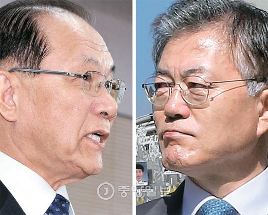 黄祐呂（ファン・ウヨ）副首相兼教育部長官が１２日、政府世宗庁舎で中学・高校歴史教科書の国定化方針を公式発表している（左）。同じ日、文在寅（ムン・ジェイン）新政治民主連合代表がソウル光化門広場で教科書国定化に反対するデモを行っている。