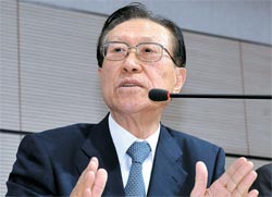 金貞培（キム・ジョンベ）国史編纂委員長が１２日、政府世宗庁舎で記者の質問に答えている。