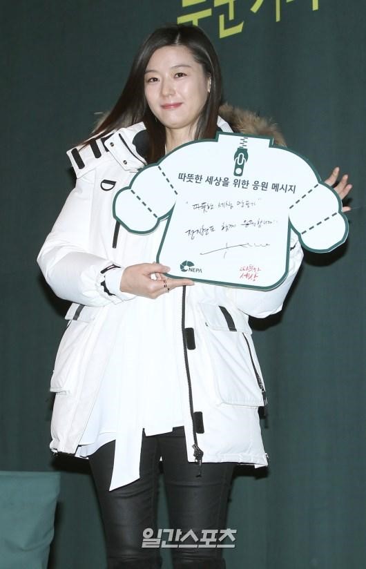 １３日午前、女優チョン・ジヒョンがザ・プラザホテルで開かれた「温かい世の中」キャンペーンの広報大使委嘱式に参加している。