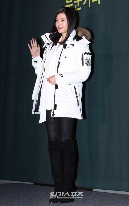 １３日午前、女優チョン・ジヒョンがザ・プラザホテルで開かれた「温かい世の中」キャンペーンの広報大使委嘱式に参加している。